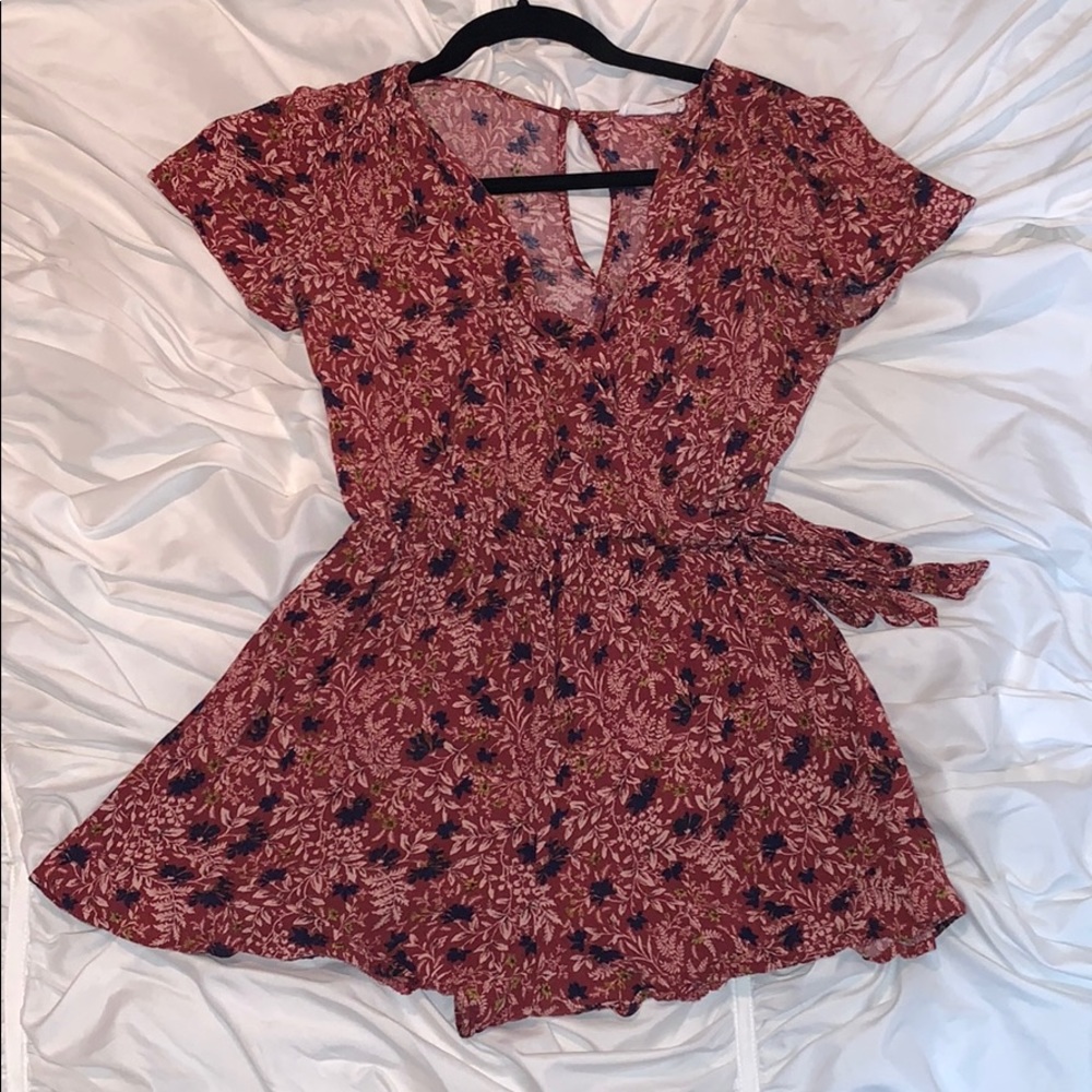 Low v-neck cross tie floral romper